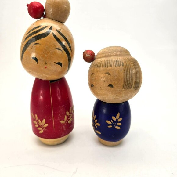 Vintage Japanese Kokeshi Dolls Handcrafted Wooden Pair Red Blue JE129 - Picture 2 of 8
